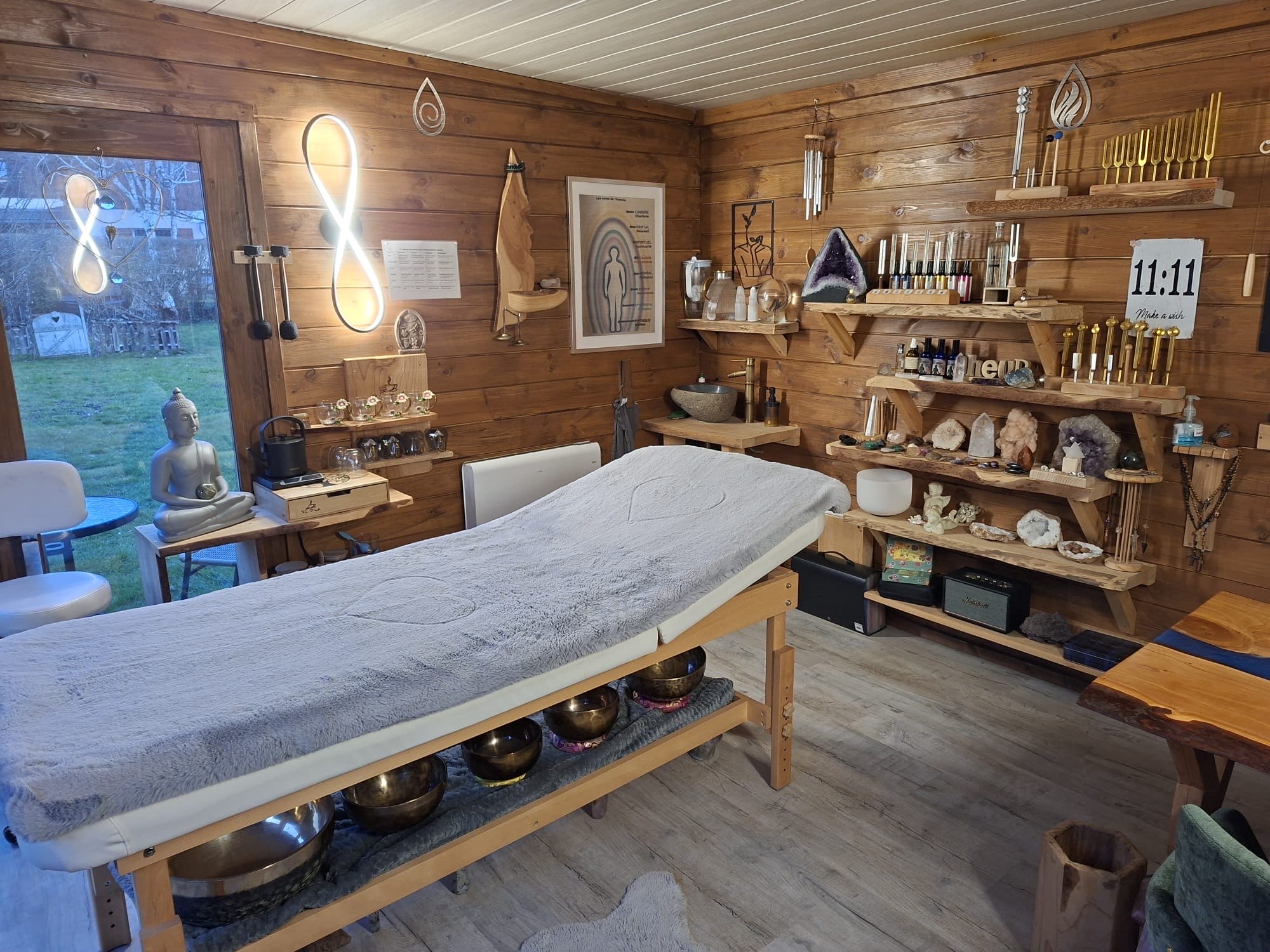 Cabinet d'énergétique et de magnétisme en bois chaleureux à Cranves-Sales - Équilibre & Énergie